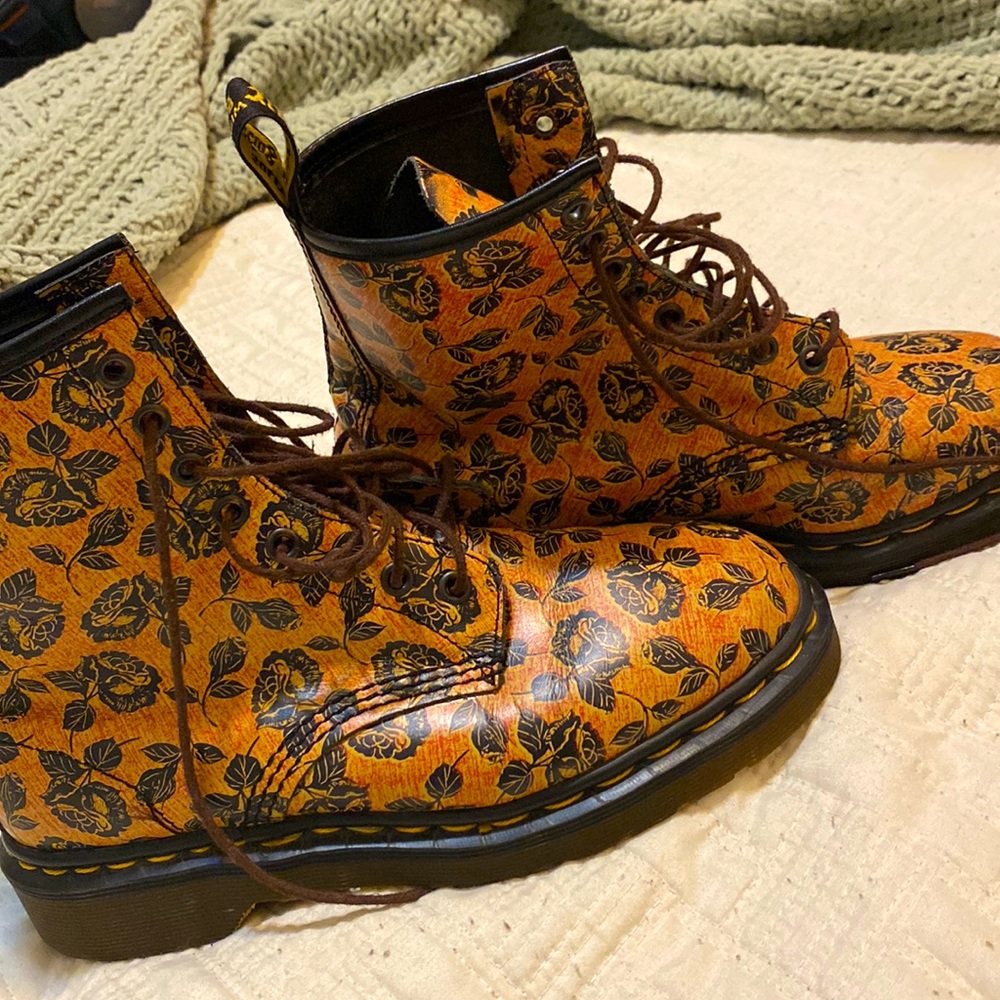 Vintage floral 1460 8-eye Dr Martens Size 7.5